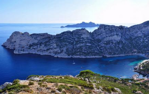Les calanques: vers le bec et la calanque de Sormiou