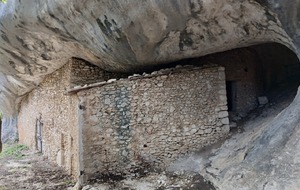 La Combe de St Pierre et la bergerie rupestre de Cabrone
