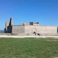 Lacoste par l'Abbaye de Saint Hilaire, Carrière de Soubeyran et Mourre Blanc - P1